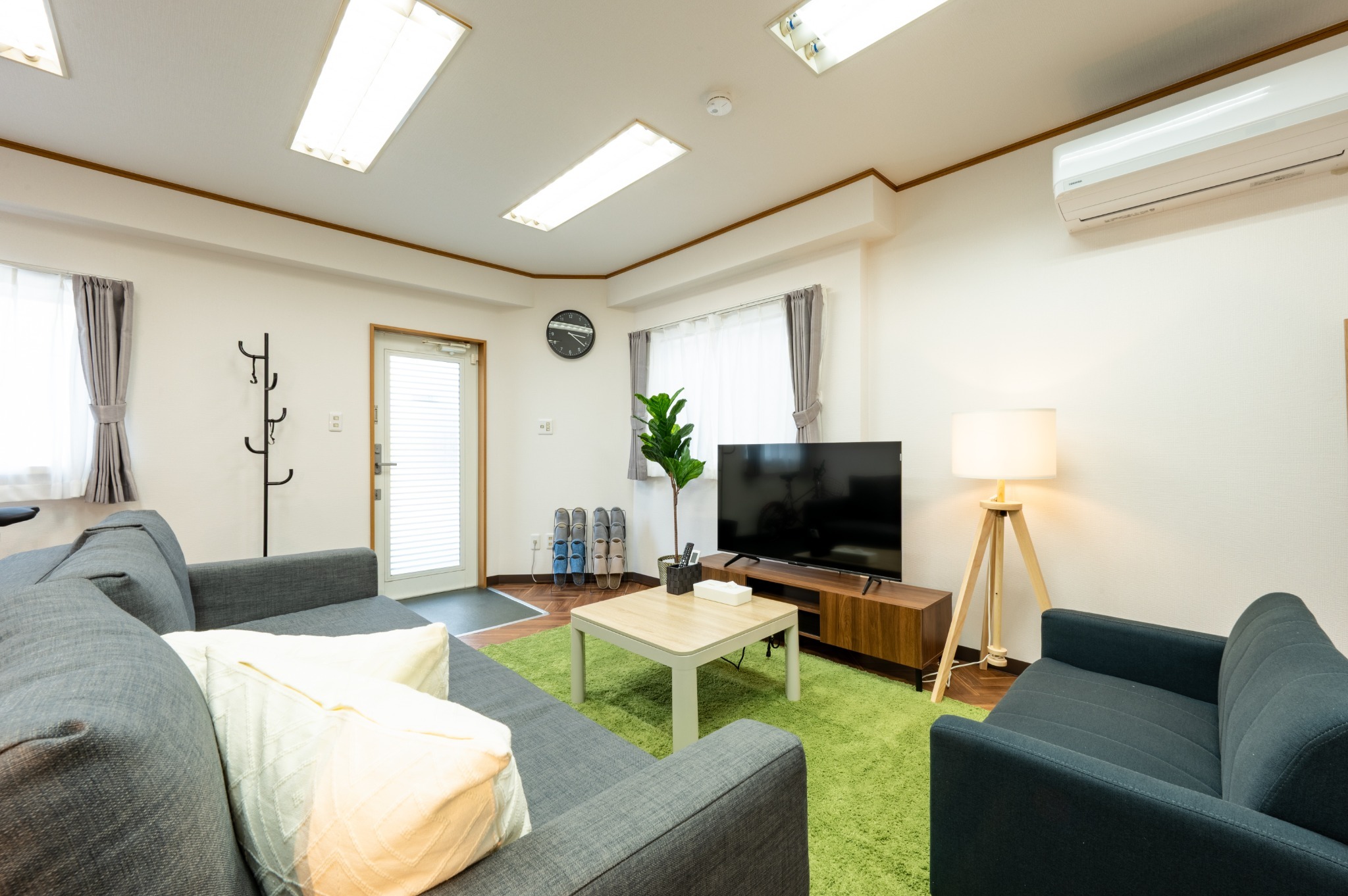 2つのソファー、50型TVを見ながらのんびり過ごせるリビング