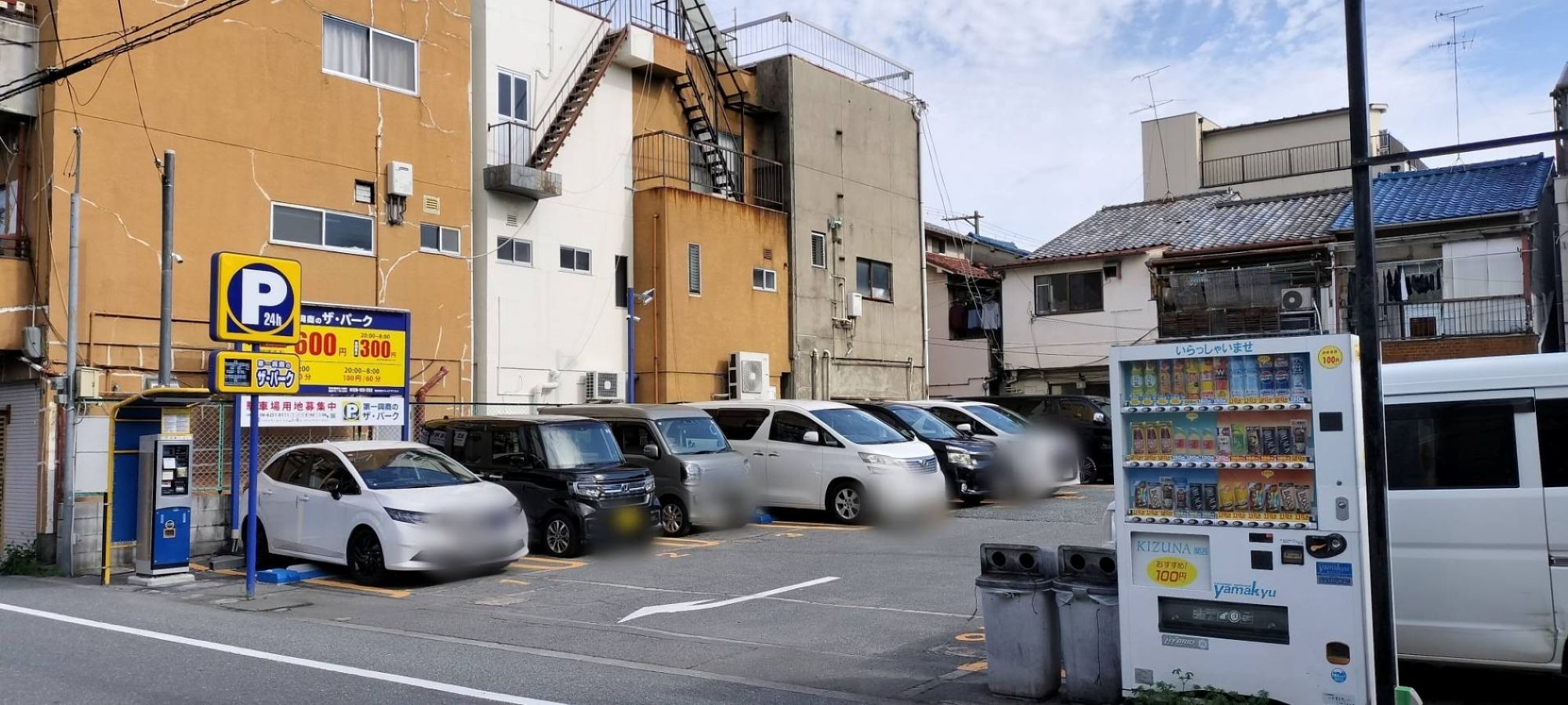 当施設の建物のすぐとなりが最大16台駐車できるコインパーキングです
