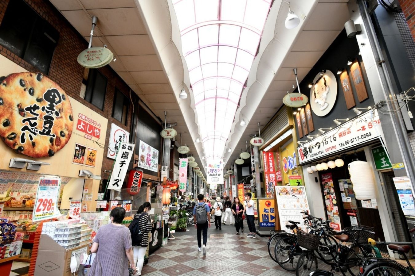 JR桃谷駅すぐのアーケード商店街。約60店舗が並び、下町の温かさと活気が魅力。雨の日も安心して歩くこ