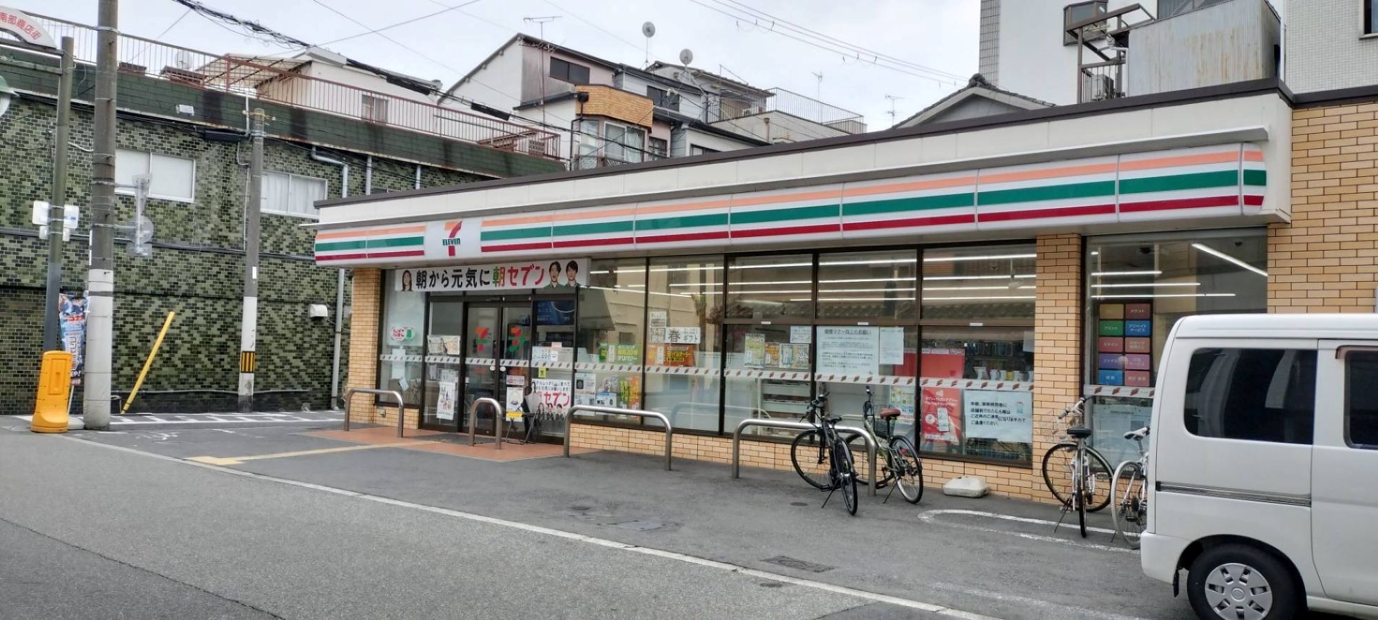徒歩1分の所にあるセブンイレブン。ご旅行で必要なものは大抵ここで買うことができます。