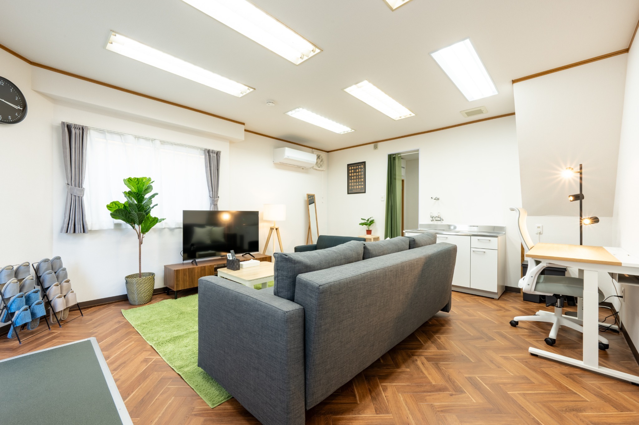 2つのソファー、50型TVを見ながらのんびり過ごせるリビング
