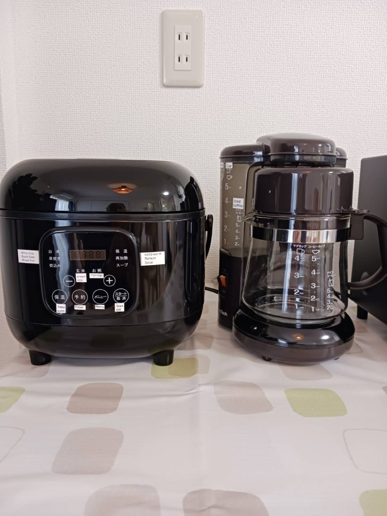炊飯器(3合炊き)とコーヒーメーカーもあります