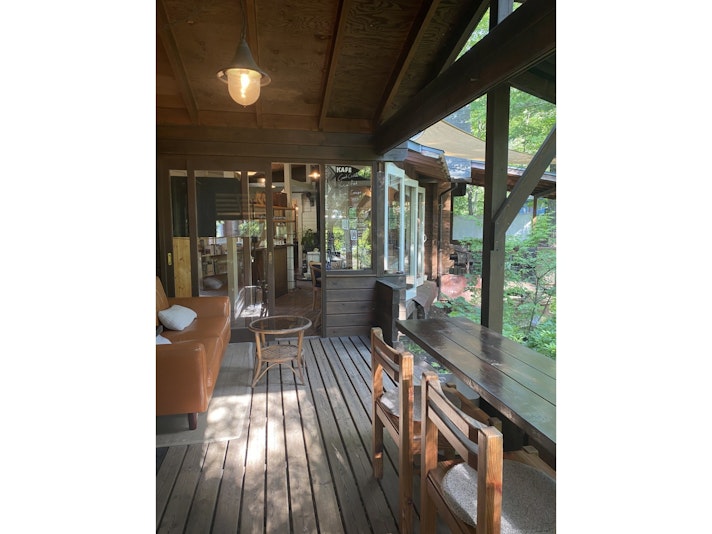 敷地内の喫茶店KAFE+