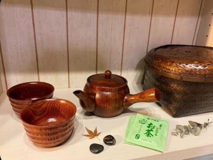 ご到着時には、人気の緑茶をウェルカムドリンクとしてご用意。 日本らしいひとときを、ゆったりとお楽しみ