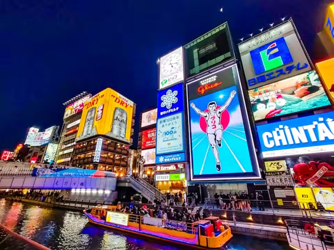 難波・道頓堀エリア: 阪神線で直通10〜12分。 乗り換えなしで、大阪を象徴するグルメやショッピング
