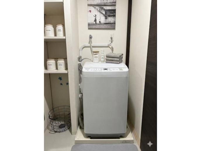 洗濯乾燥機。 洗剤や物干し道具もご用意しておりますので、長期滞在でも快適にお過ごしいただけます。