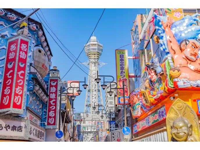 通天閣は、大阪・新世界のシンボルとして親しまれる展望塔。レトロな街並みと活気ある商店街に囲まれ、展望