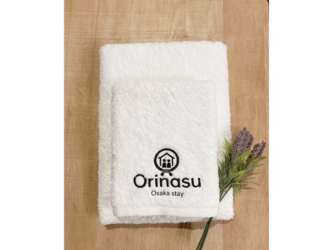 さらに、ご滞在の記念として、当宿特製の「Orinasu Osaka stay」ロゴ入りふっくらタオル