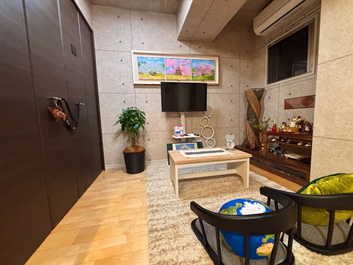 ローテーブルを備えたリビングスペースでは、ゆったりとくつろぎながらテレビを楽しめます。 テーブルはお