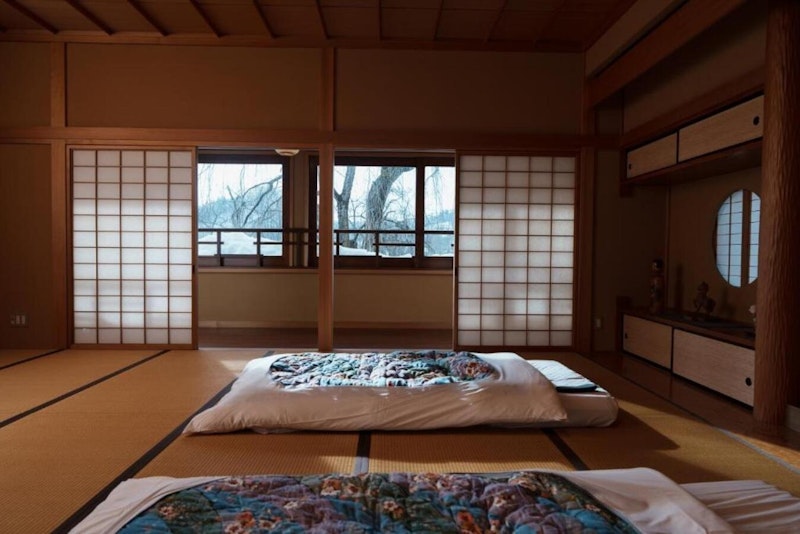 桜並木前の縁側