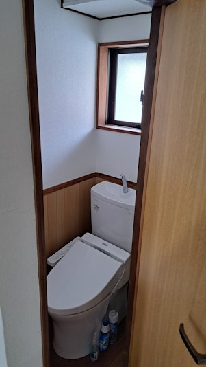 洗面台の向かいにトイレがあります。