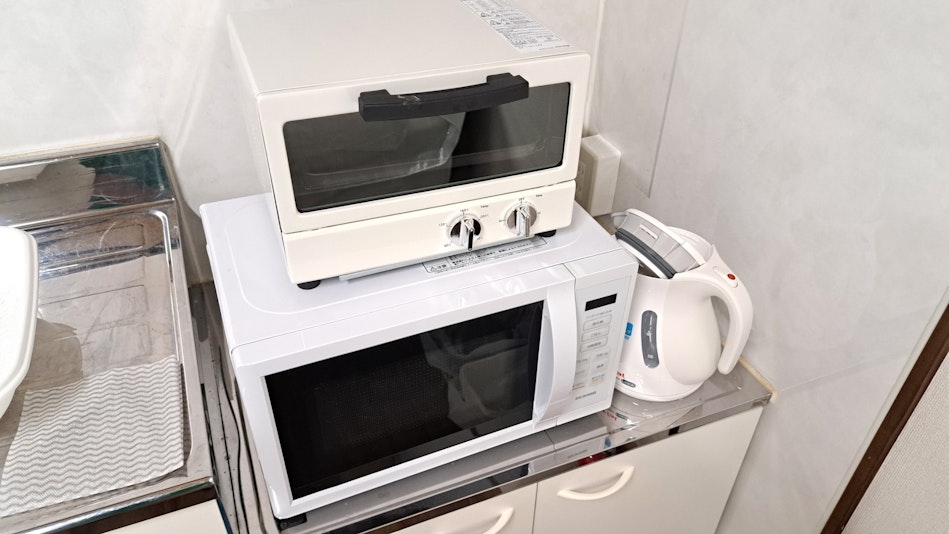 電子レンジ、オーブントースター、電気ケトルが備えられています。
