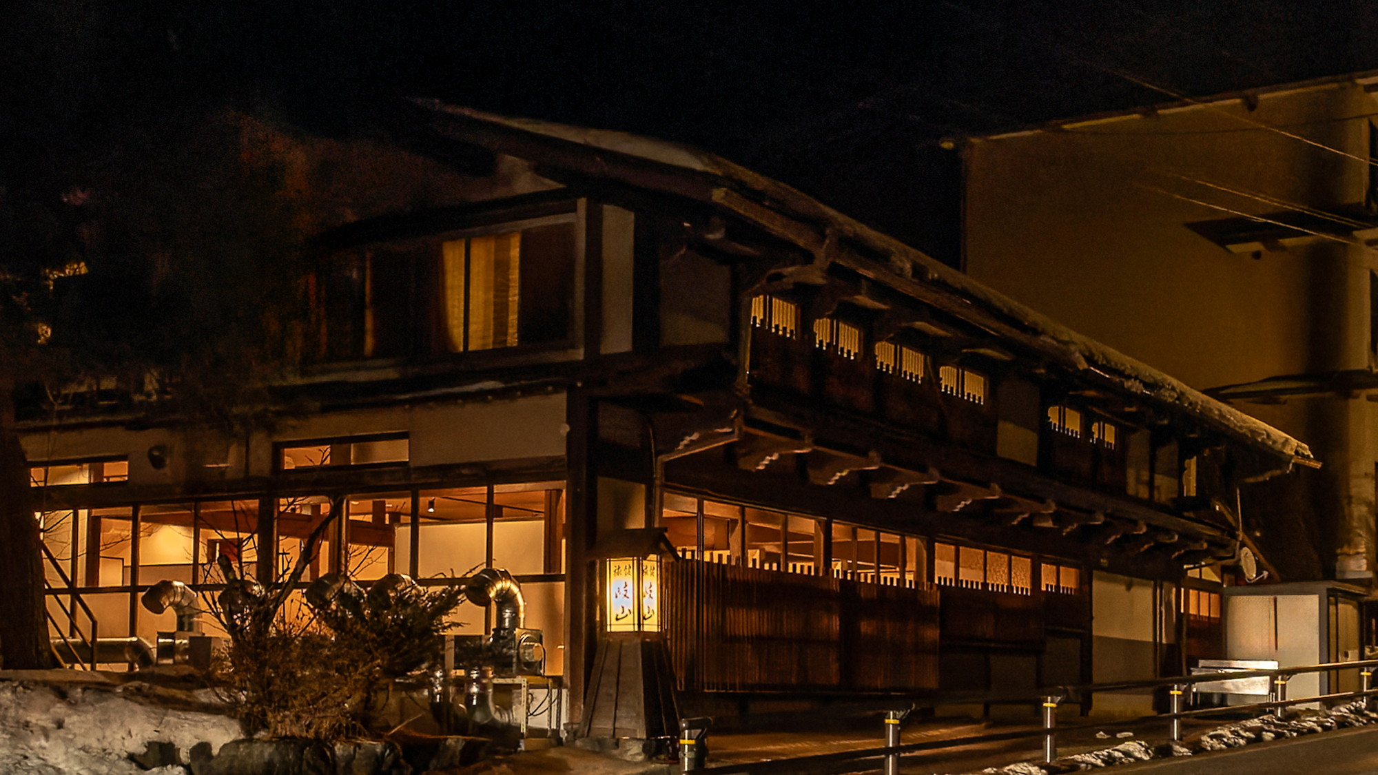 【夜】旅館岐山「本館」と「古民家食事棟」