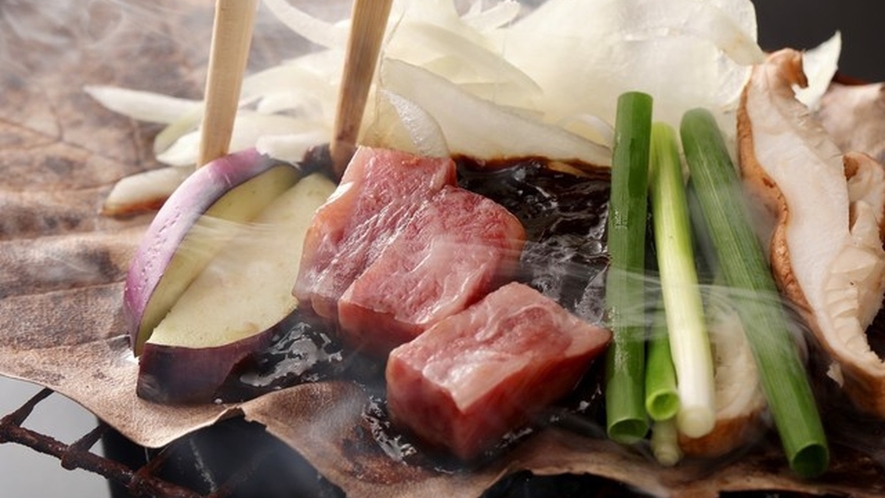 朝食でご好評いただいております自家製朴葉味噌にも飛騨牛を忍ばせて・・・