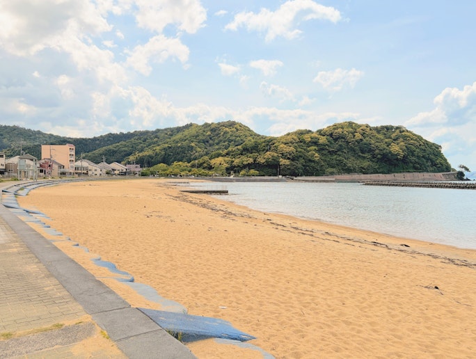 施設正面には穏やかな海岸が広がり、海辺ならではの時間をお過ごしいただけます。