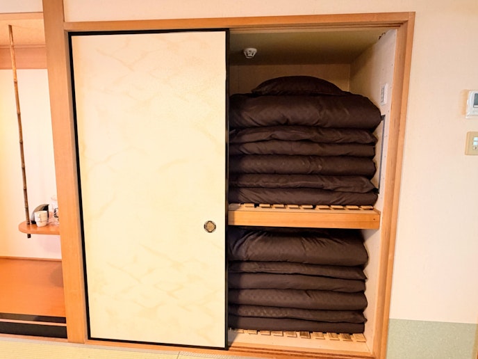 お布団は4組分ご用意しておりますので、ご宿泊人数分をご利用ください。