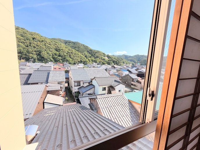 窓からは風情ある小浜の街並みをご覧いただけます。