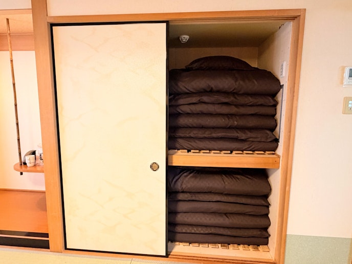 お布団は4組分ご用意しておりますので、ご宿泊人数分をご利用ください。