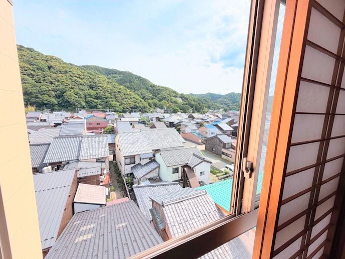 窓からは風情ある小浜の街並みをご覧いただけます。