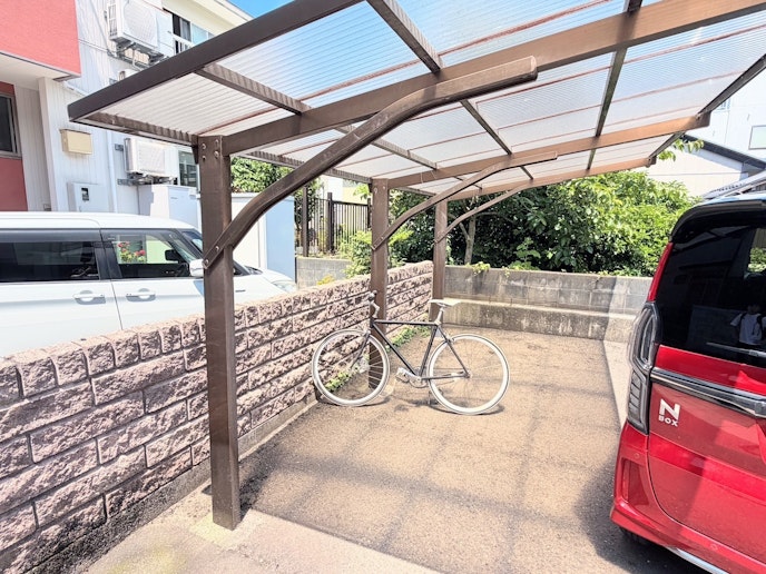 屋根付き駐輪場完備。 雨の日でも安心してご利用いただけます。