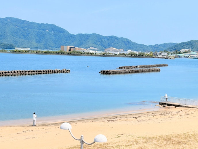 施設前の海では、夏は海水浴はもちろん、釣りもお楽しみいただけます。