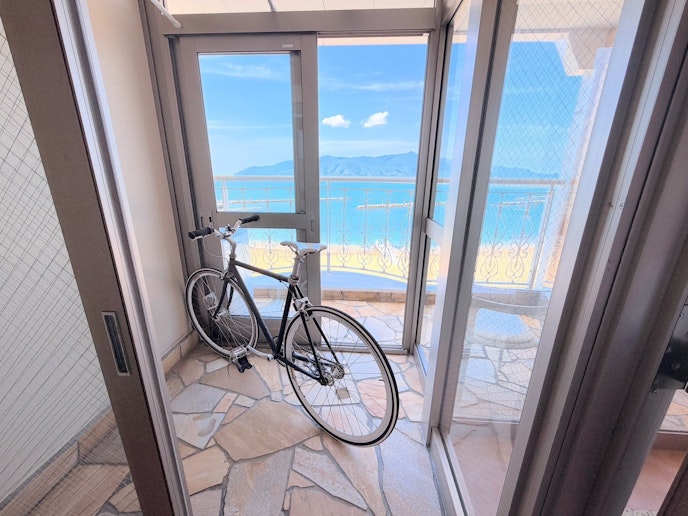 お気に入りの自転車をお部屋までお持ち込みいただけます。 海を眺めながら、愛車との特別なひとときをお楽