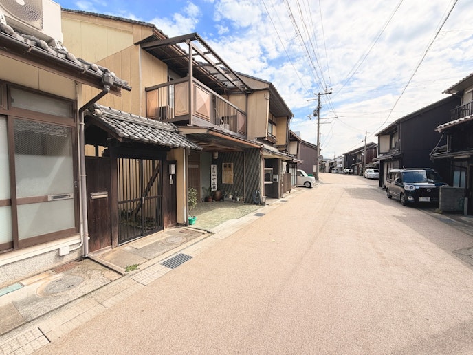 施設裏手には、重要伝統的建造物群保存地区「小浜西組」の街並みが広がっております。