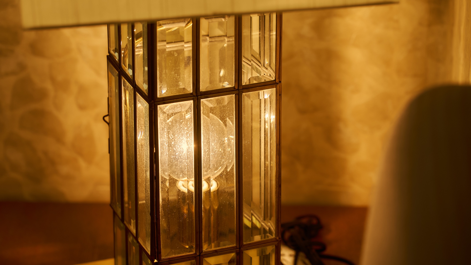 ・【インテリア】あたたかみがあるライトが優しく照らす、明るい玄関とロビー