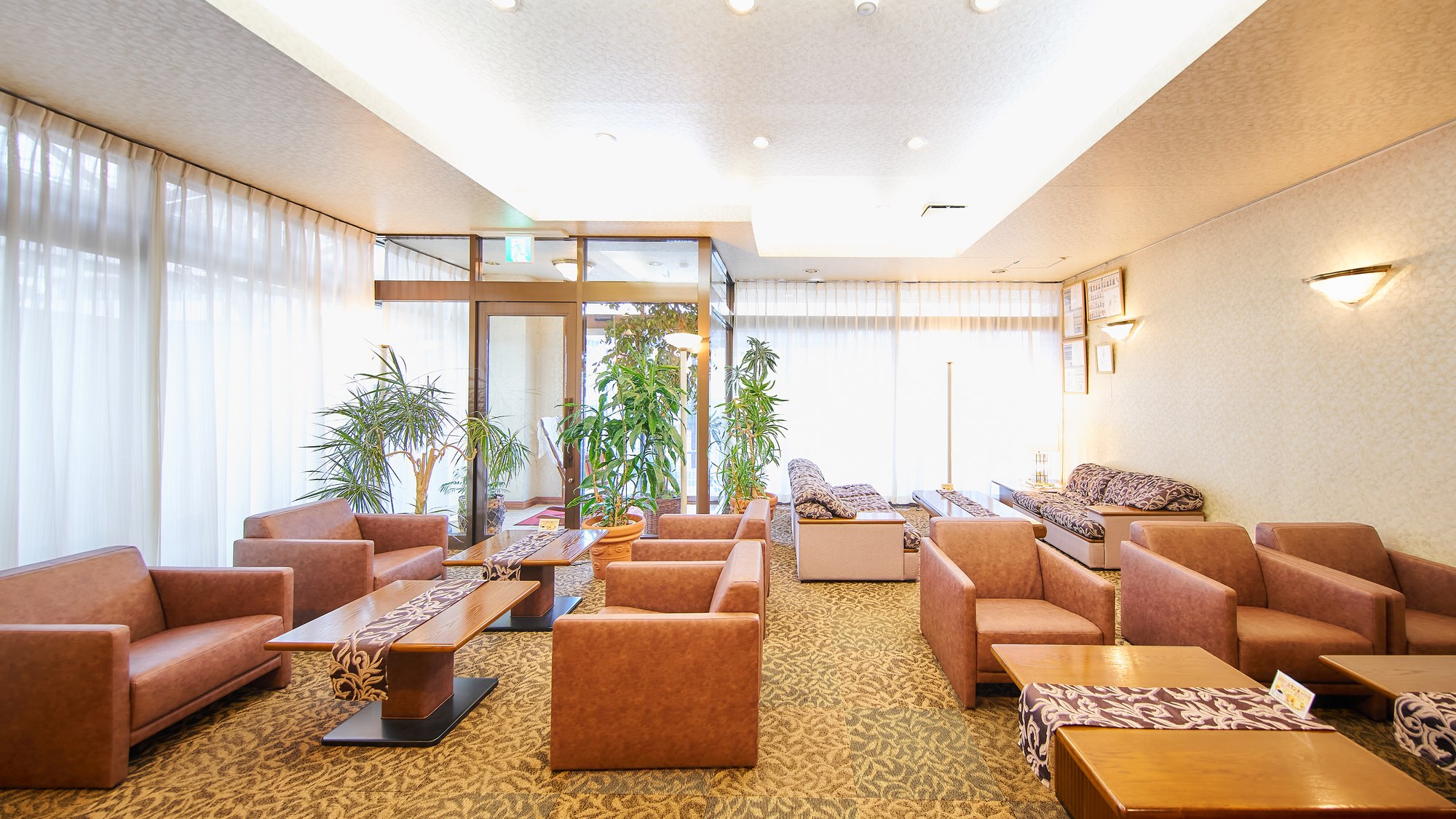 ・【ラウンジ】あたたかみのある雰囲気と広々とした空間。お気軽にお立ち寄りください