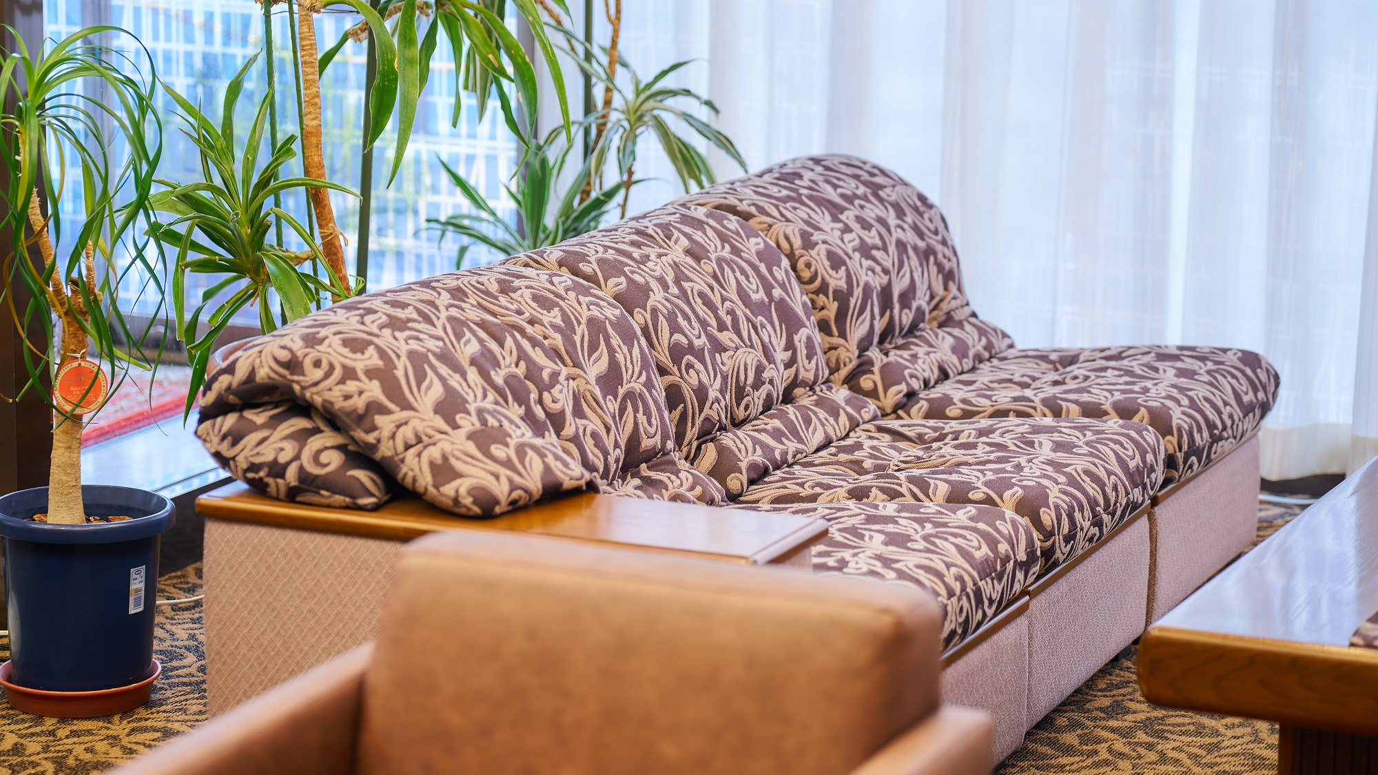 ・【ラウンジ】オオタ社製ソファは体に心地よくフィットし快適な座り心地をご提供いたします