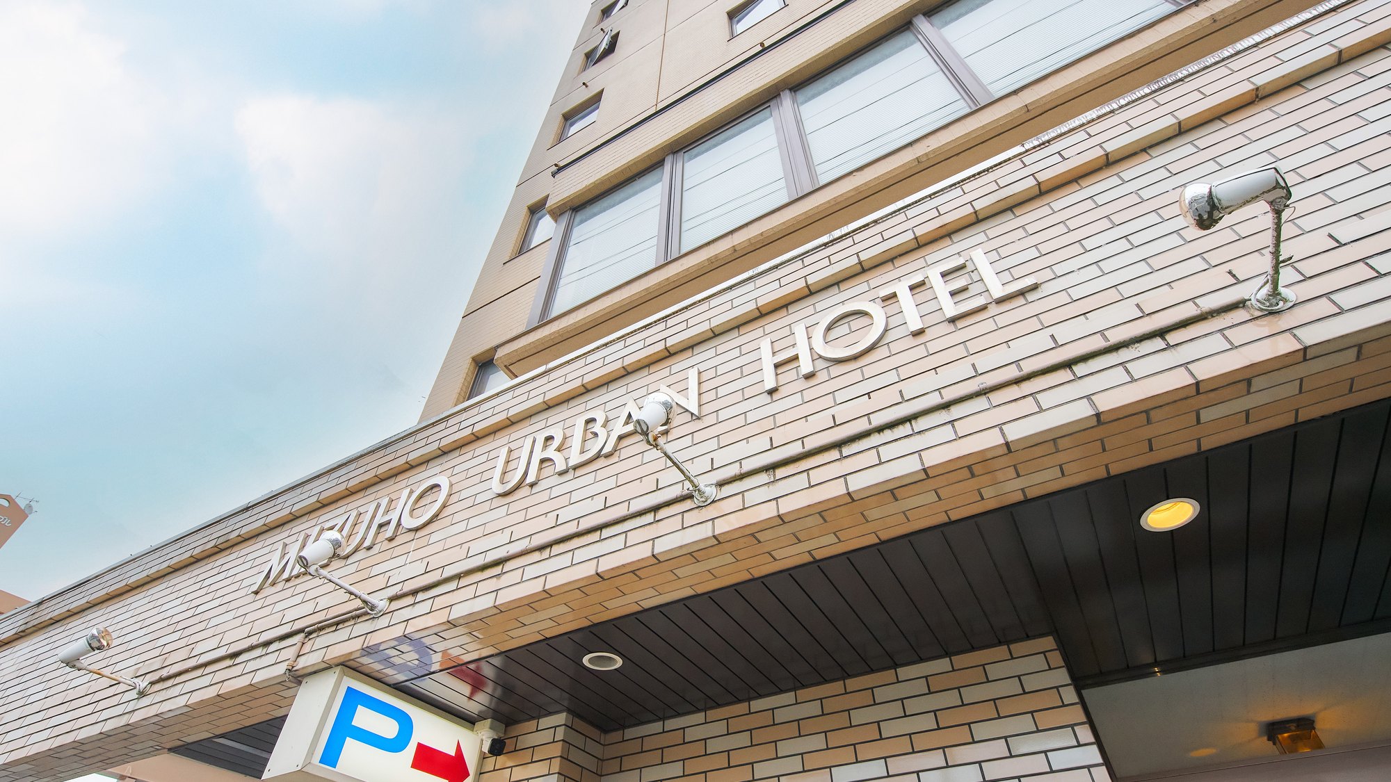 ・【外観】名古屋の住宅街エリア、レンガのような外観と青い看板が目印です