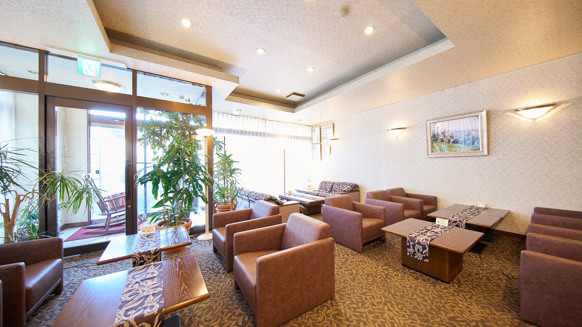 ・【ラウンジ】歴史ある「椅子工房 株式会社オオタ」製のこだわりソファでお寛ぎ下さい