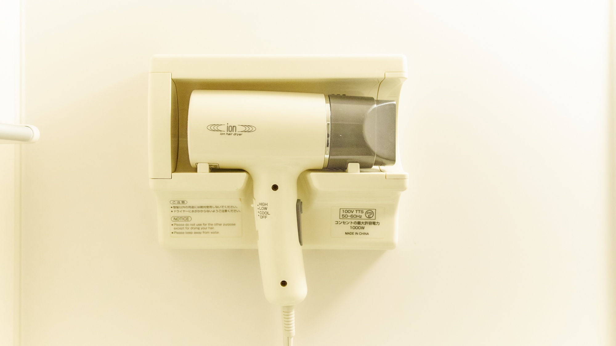 ・【客室備品】ドライヤーを完備しております。入浴後すぐにご利用いただけます