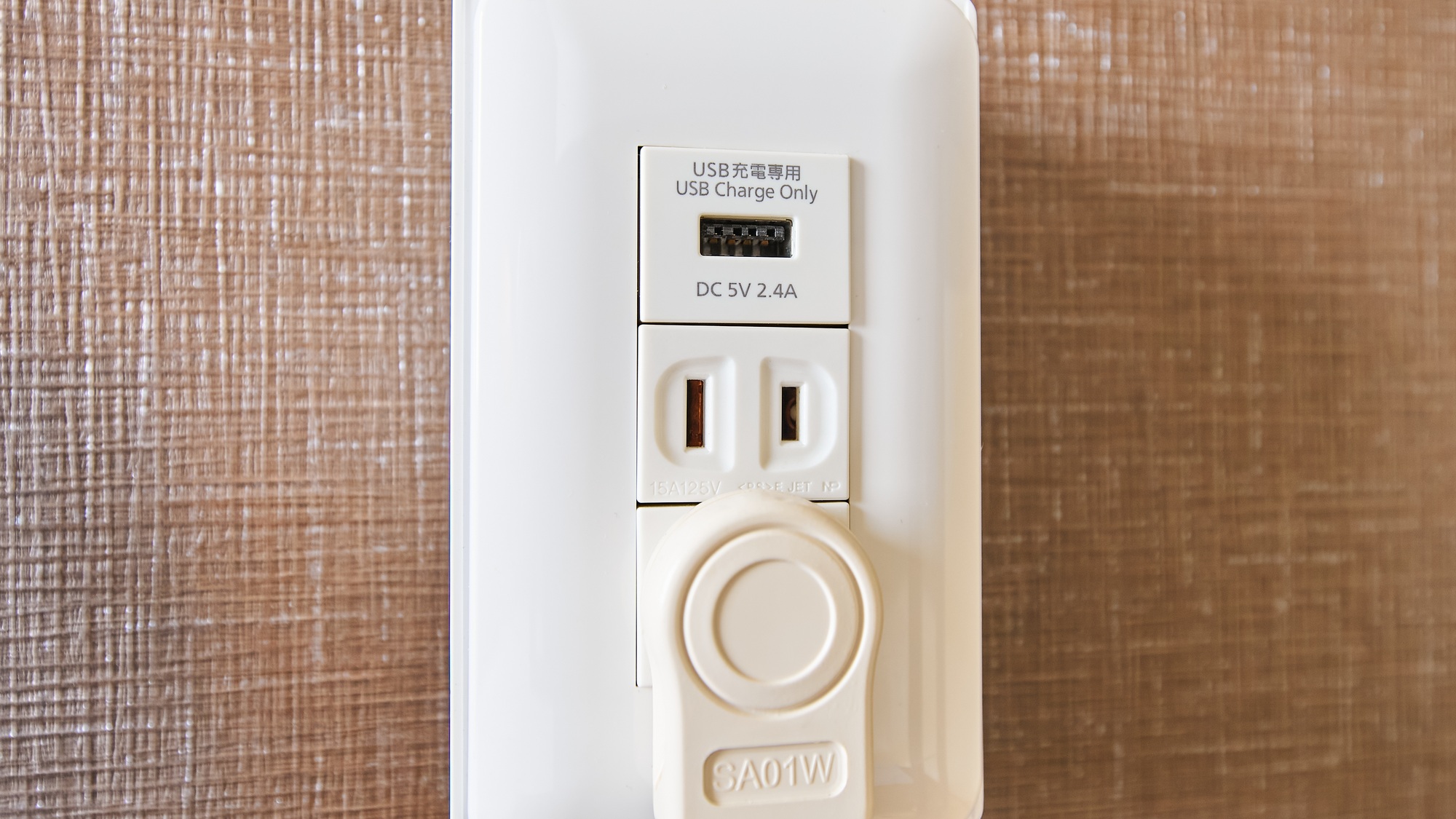 ・【客室備品】ベッドサイドでスマートフォンやタブレットなどの充電が可能です