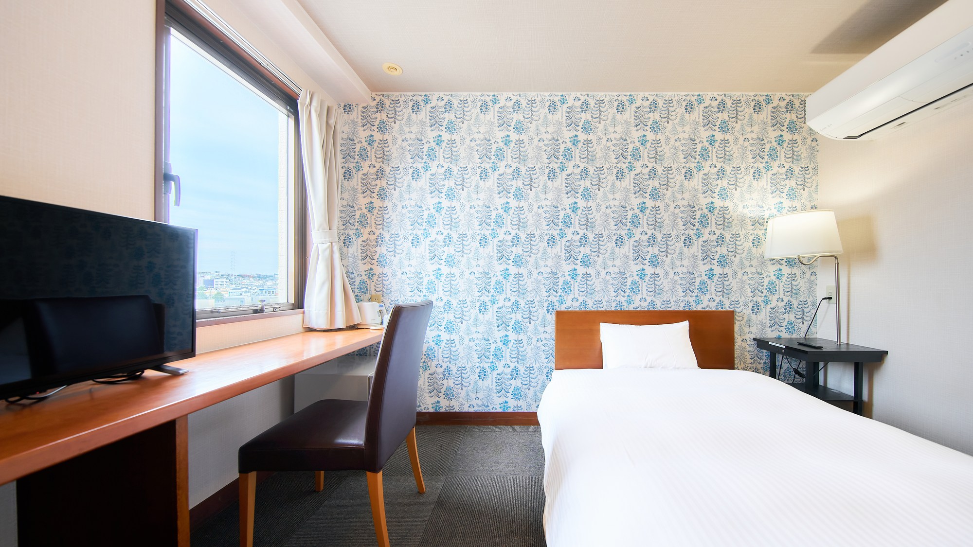 ・【リニューアルシングル】広々としたデスクは仕事に最適です（無料Wi-Fi接続可）