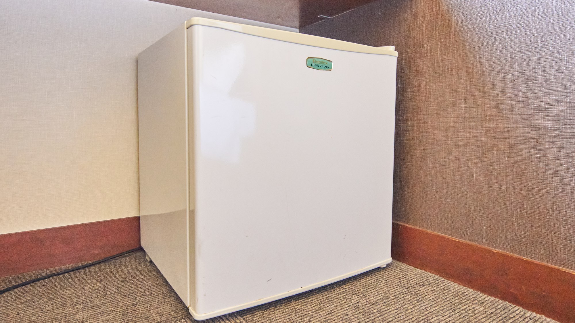 ・【客室備品】お部屋にはミニ冷蔵庫を完備しております。食料やお飲み物の保冷に