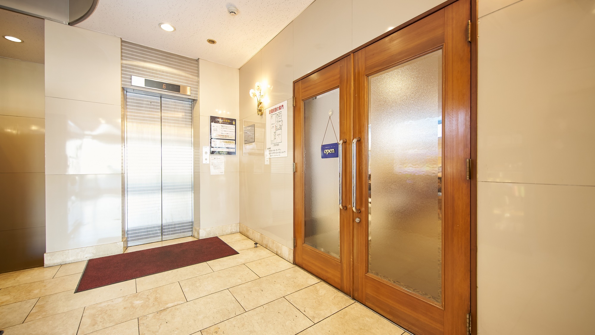 ・【ロビー】ラウンジ入口ドアはこちら、奥にはエレベーターがございます