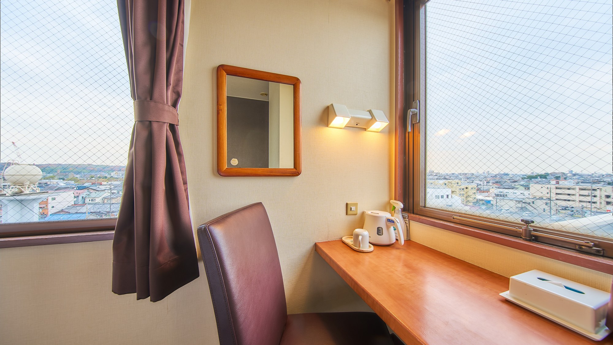 ・【最上階シングル】広々とした机はお仕事や読書などのちょっとした作業にぴったり