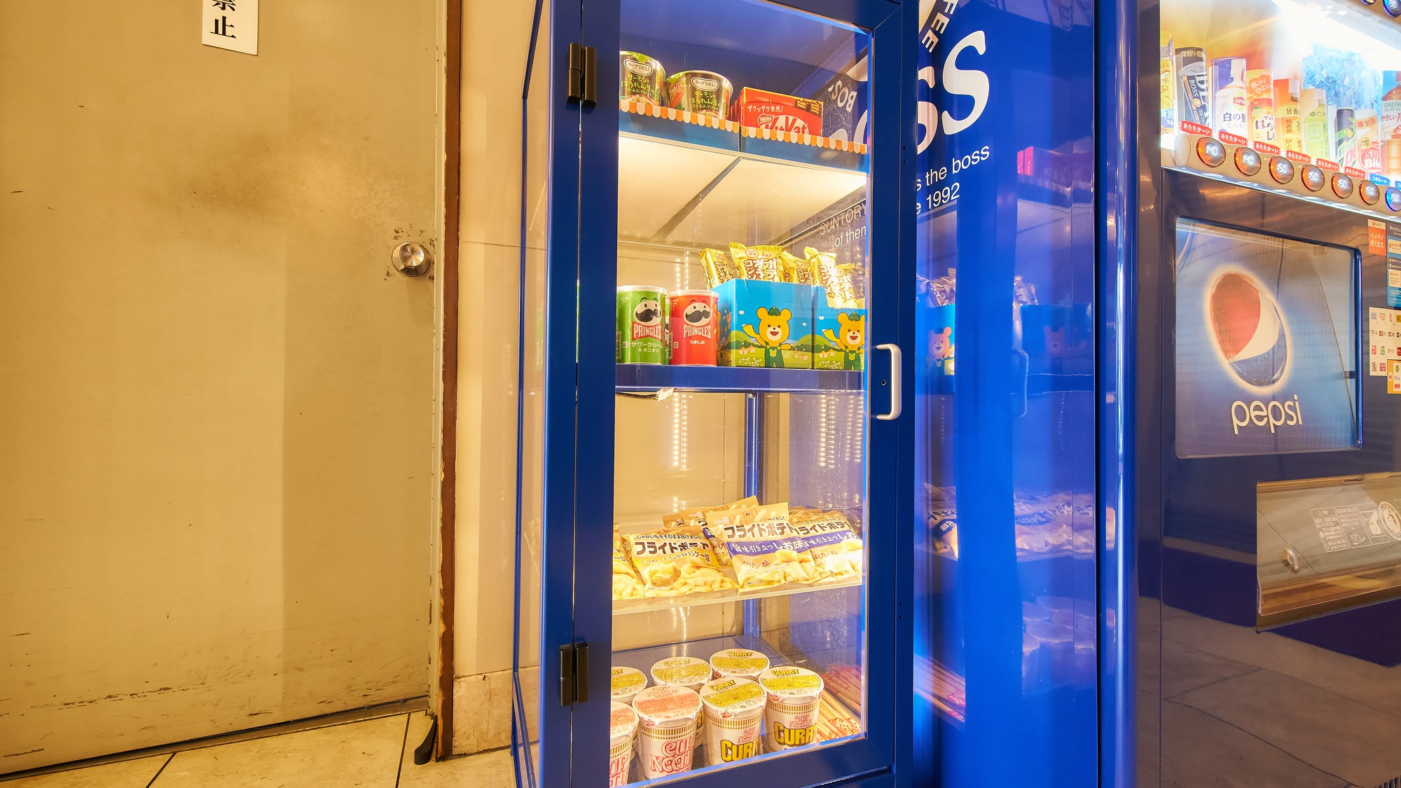 ・【ロビー】お菓子、パン、カップラーメンなどが簡単決済でご購入いただけます