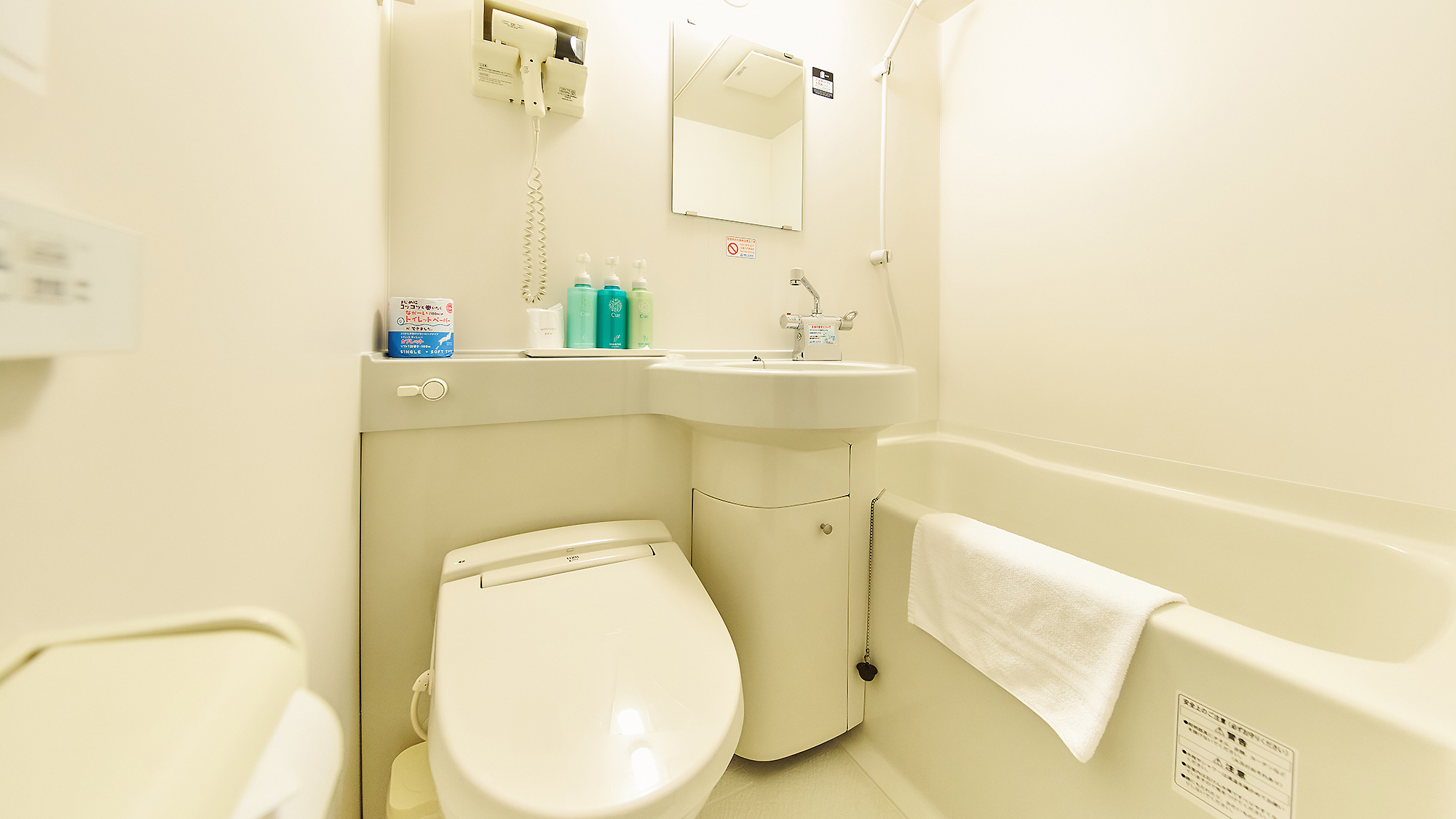 ・【ユニットバス】コンパクトながらバスタブに浸かって疲れを癒せます