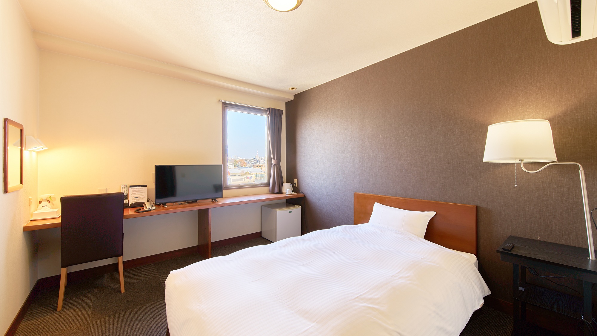 ・【シングル・喫煙】広々としたシングルルーム。セミダブルベッドでゆったりとお寛ぎ下さい