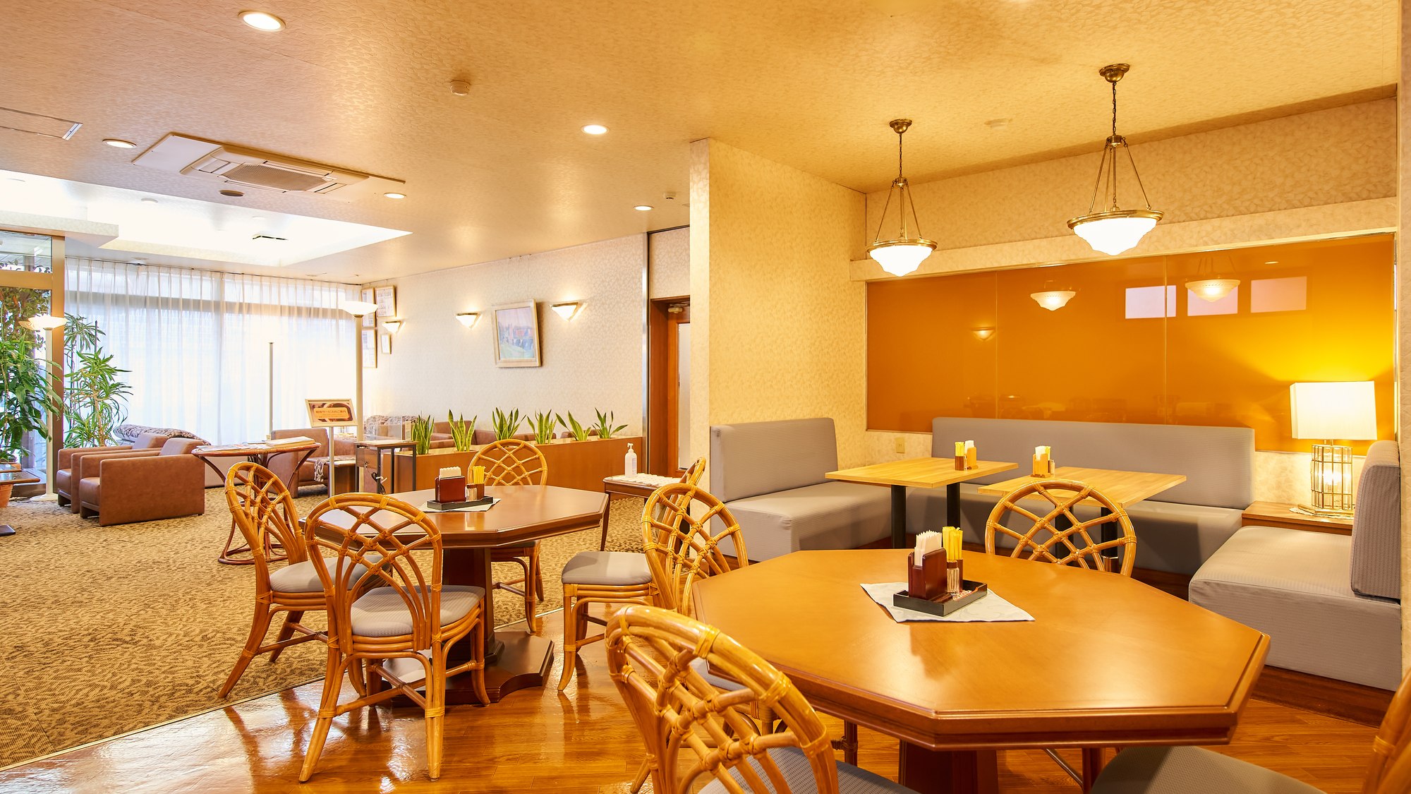 ・【朝食会場】お席に決まりはございません。ご自由にお座りください