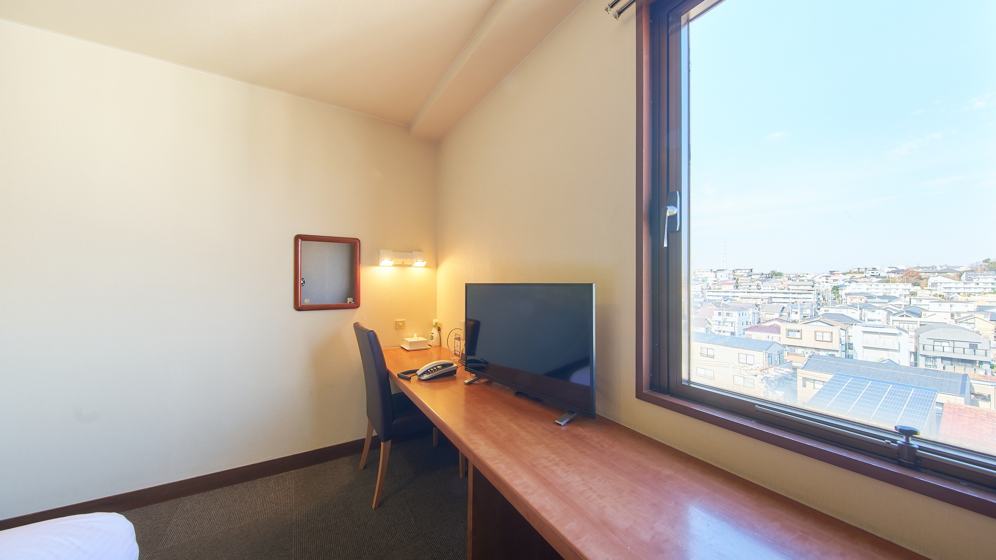 ・【シングル】広々としたデスクは仕事に最適です（無料Wi-Fi接続可）