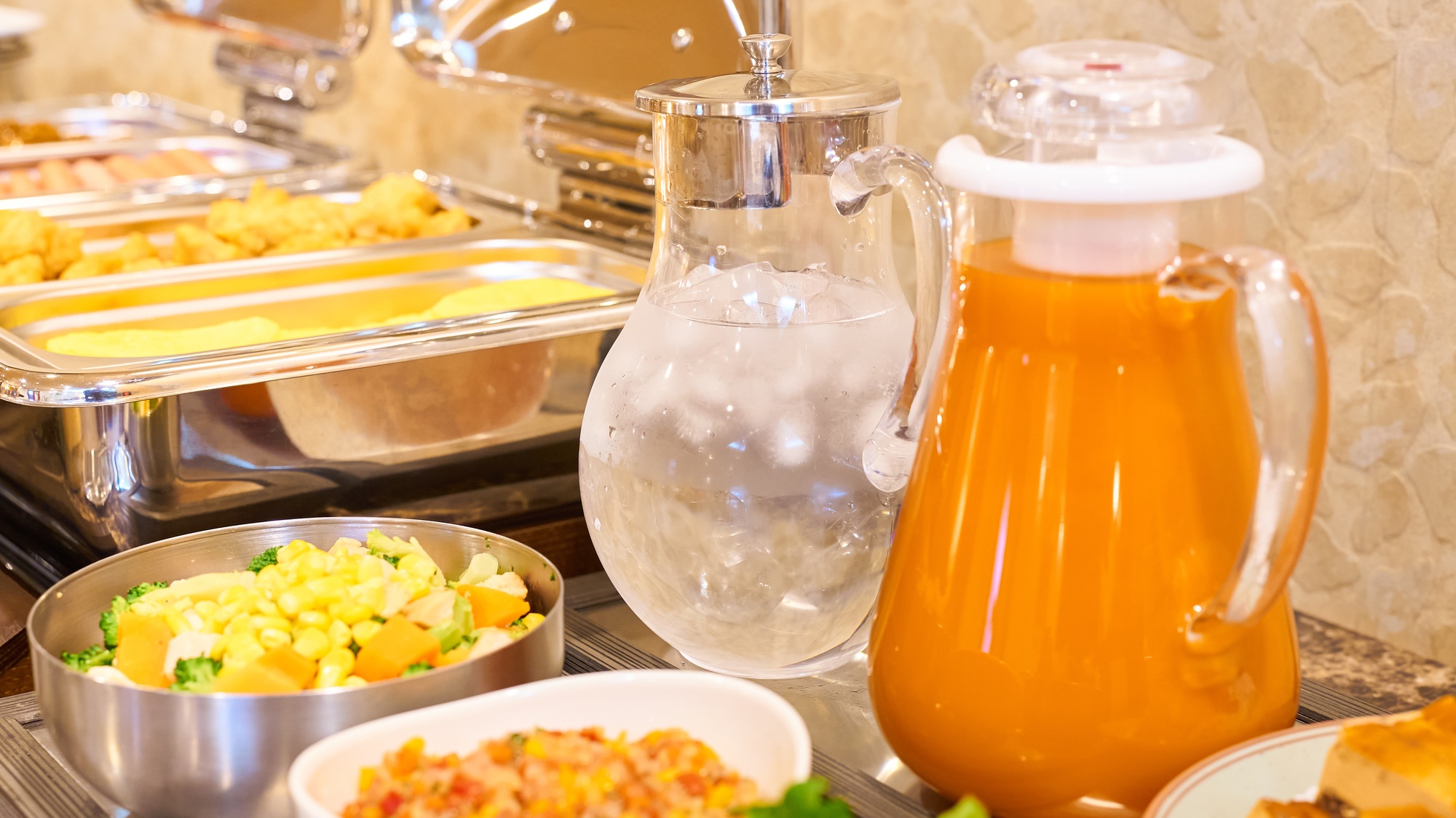 ・【朝食一例】コーヒー、お茶、ジュースなど複数のお飲み物をご用意しています