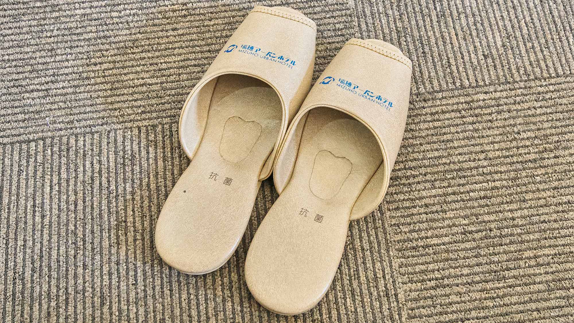 ・【アメニティ】スリッパをご用意しております。履き替えてお寛ぎください