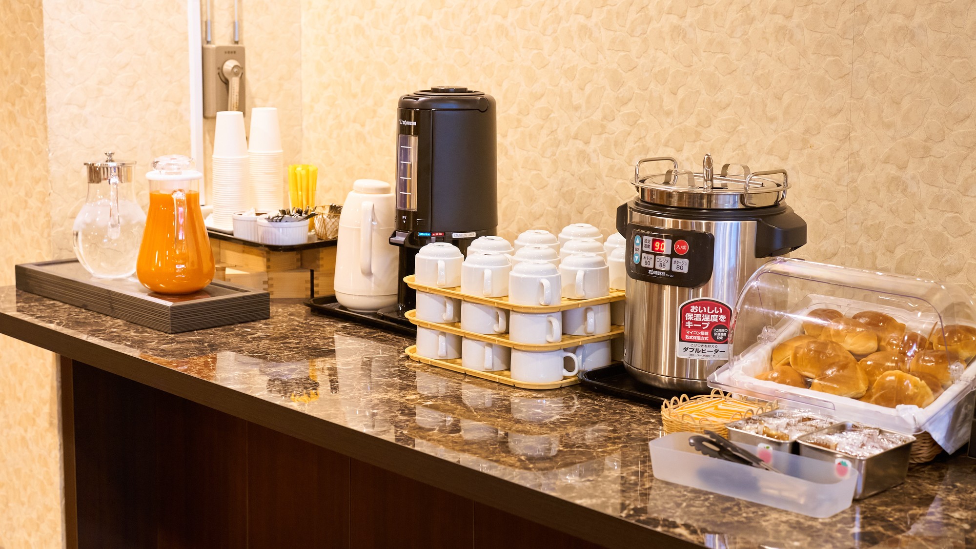 ・【朝食一例】朝はパンにコーヒー党の方もサラダや卵料理などでバランスよく