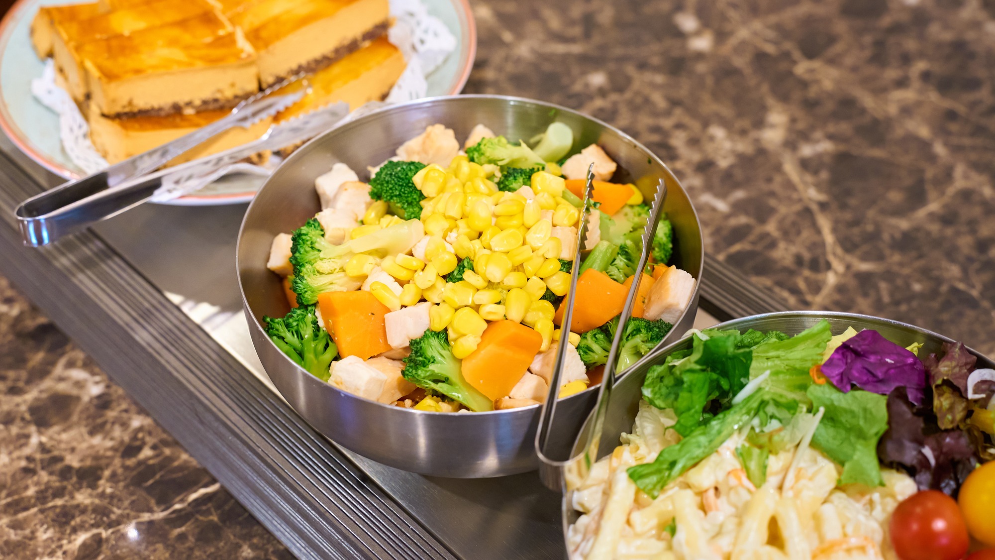 ・【朝食一例】ビジネスや観光の前に日替わりメニューの朝食でエネルギーチャージ