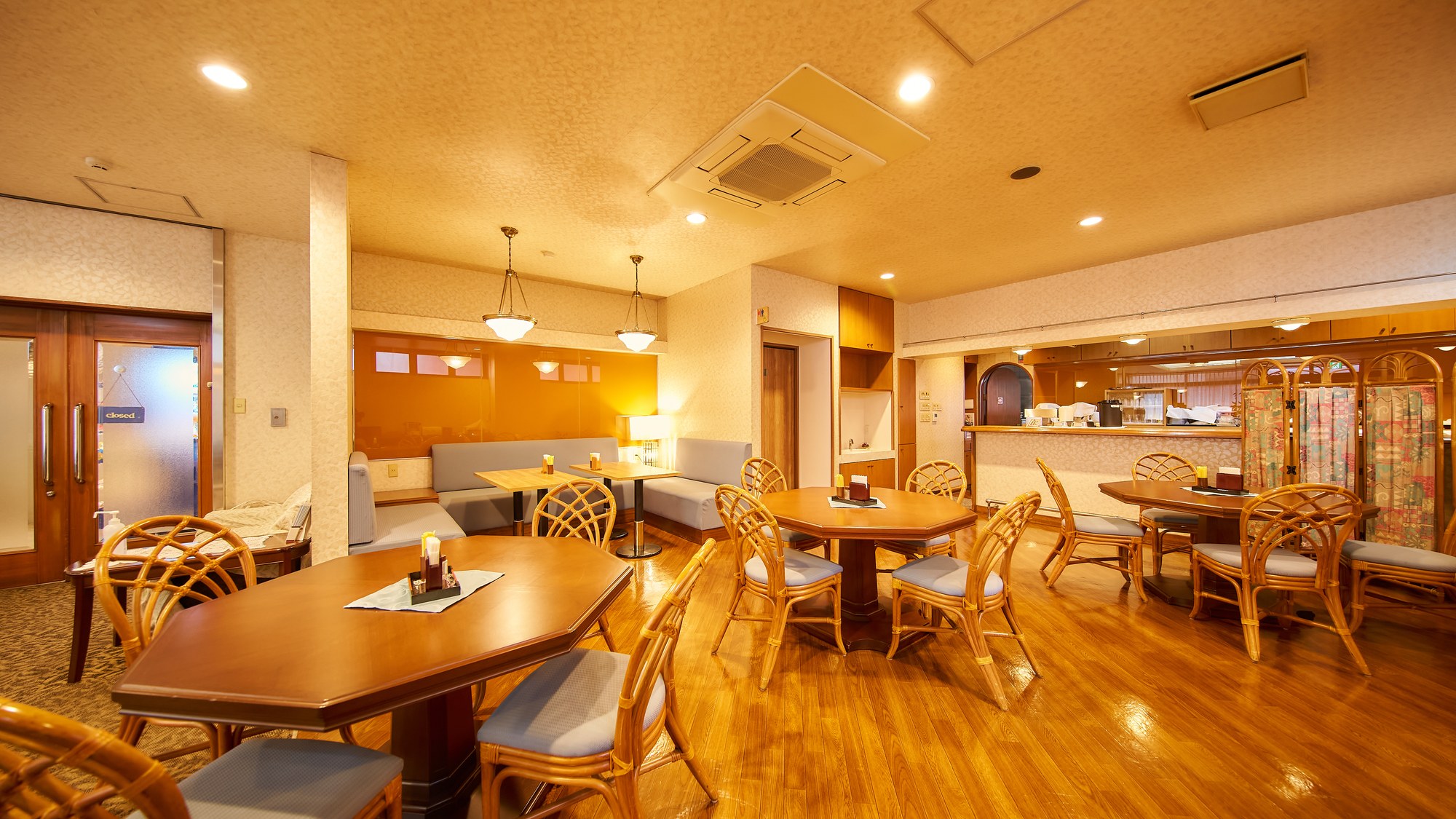 ・【朝食会場】場所は1Fのラウンジにて。ご利用時間はAM7:00～9:00です