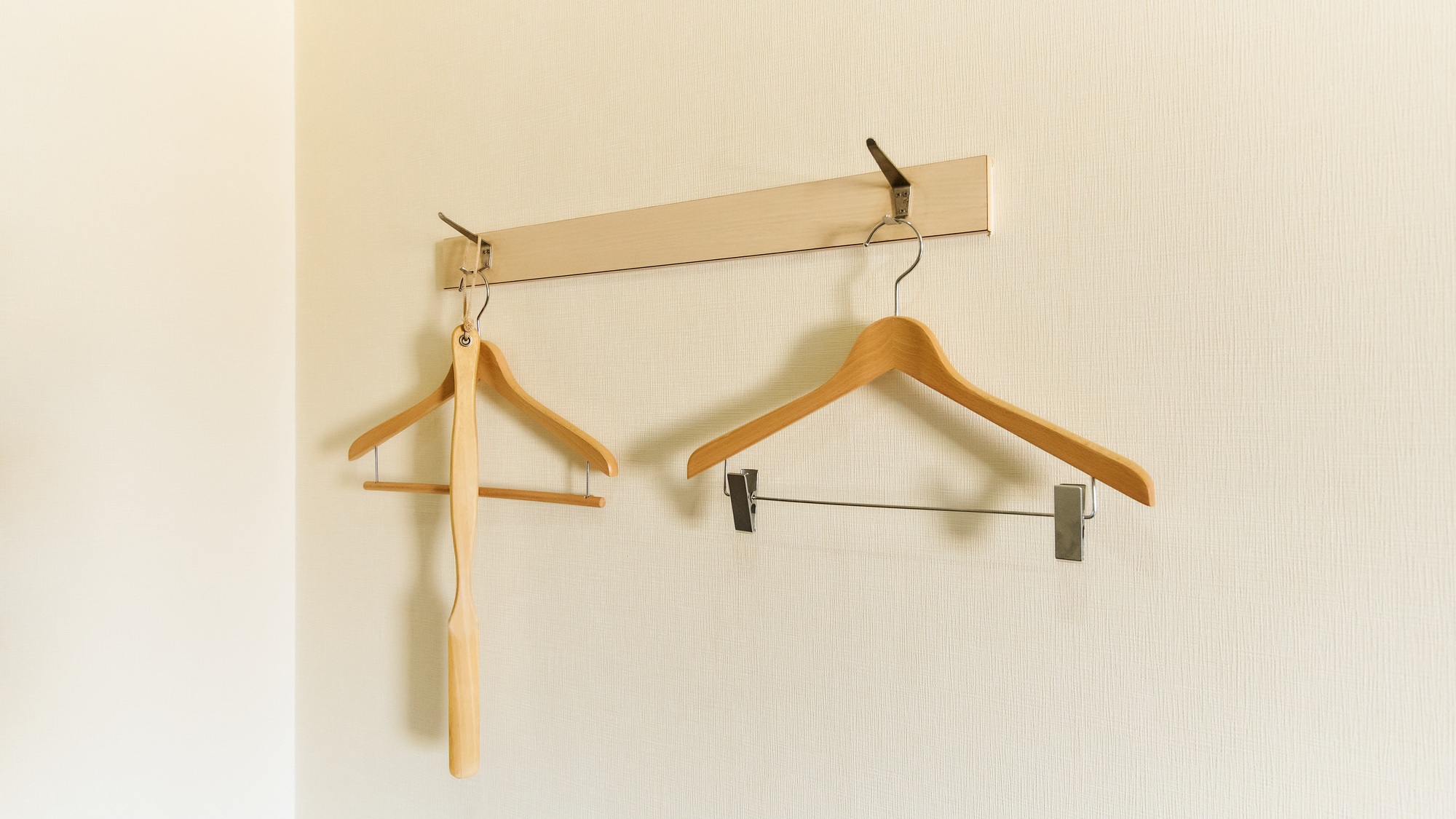 ・【客室備品】ハンガーはシワをつけたくないお洋服や長めのアウターなどに