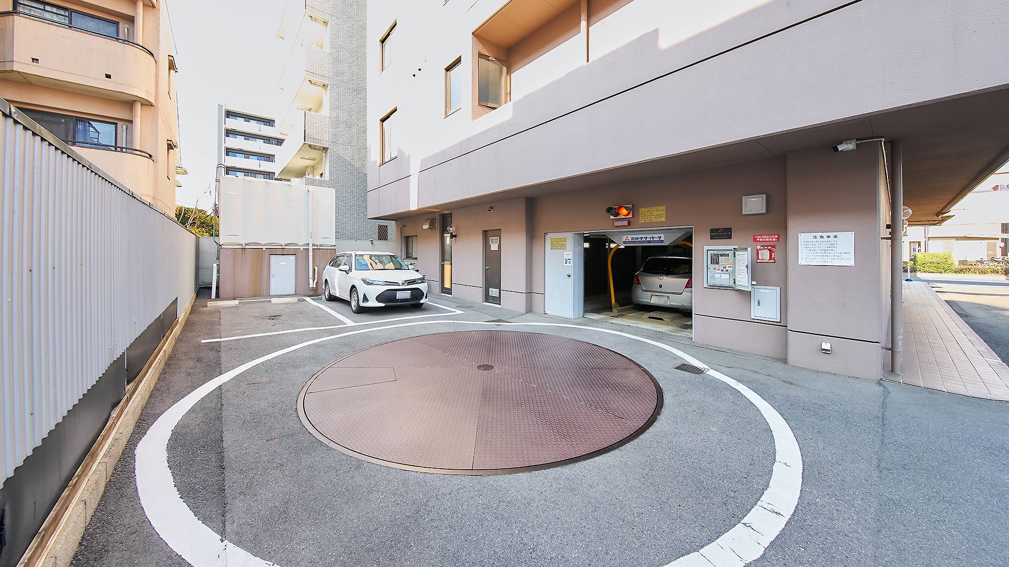 ・【駐車場】トラックやマイクロバスなどの大型車もご利用可能です（要事前予約）